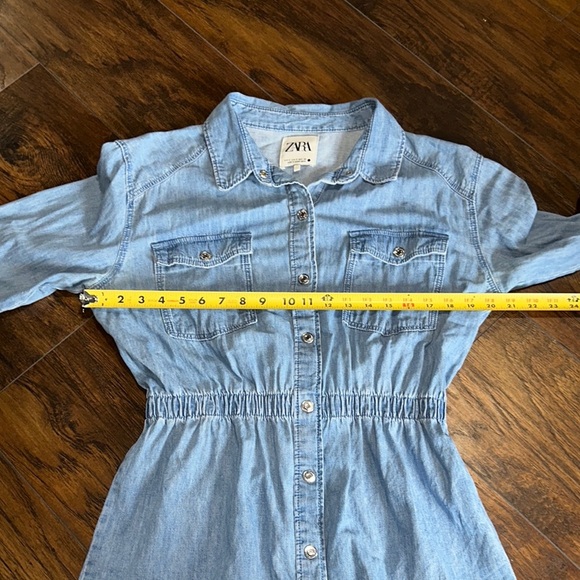 Zara Denim Light Whitewashed Dull Fade Soft Denim Snap Elastic Waist Shirt Dress - Picture 5 of 11
